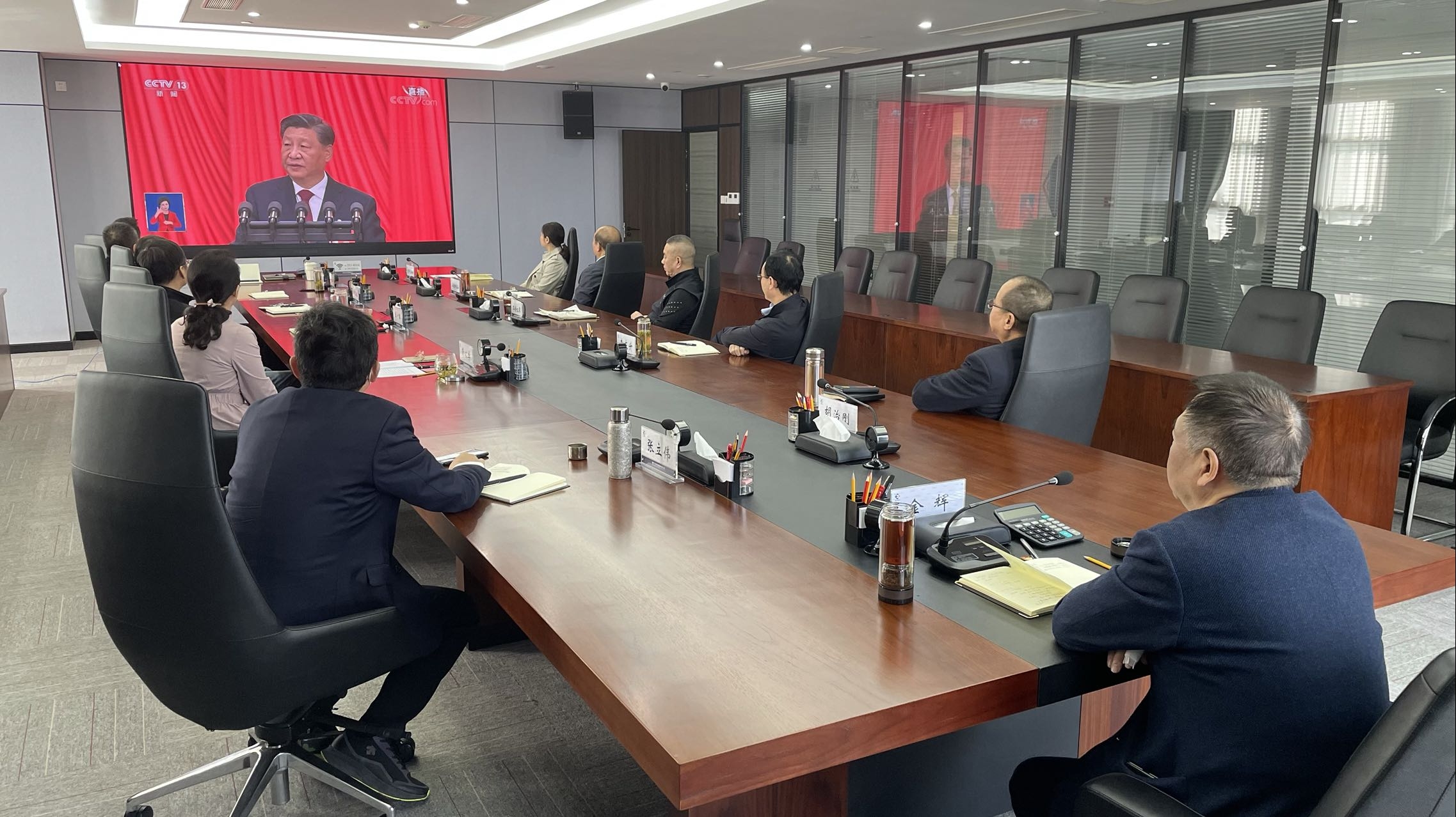 俄罗斯专享会集团组织集中收看中国共产党第二十次天下代表大会开幕会