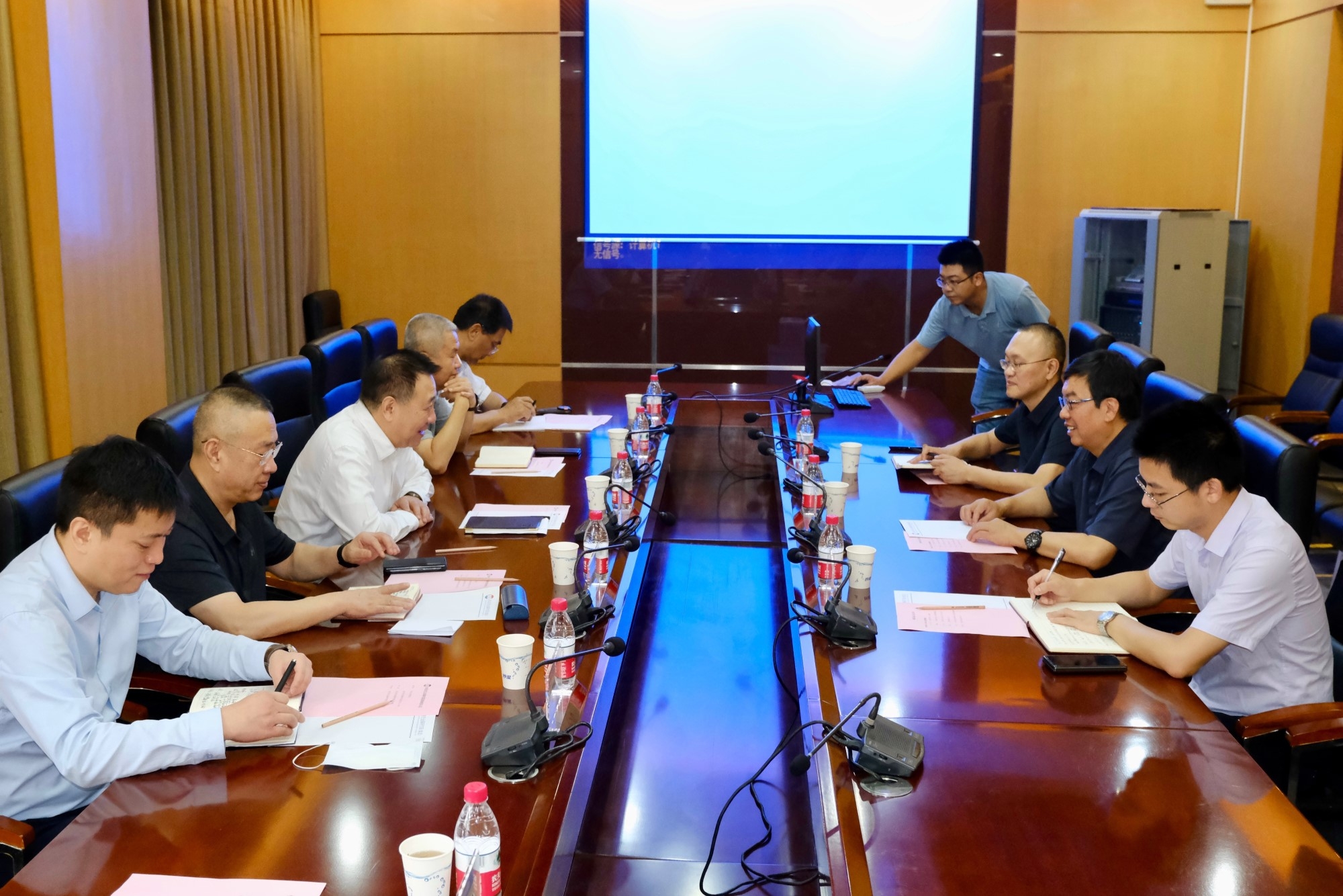 俄罗斯专享会集团党委书记、、董事长金辉造访西北有色金属研究院